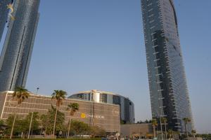 Modern 2BR Radiant Boulevard Chic Reem Escape