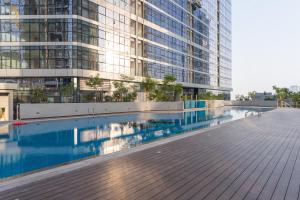 Modern 2BR Radiant Boulevard Chic Reem Escape