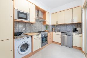 BnB Homes White Rose Garden Apartment with 2 Terraces & 2 Swimming Pools