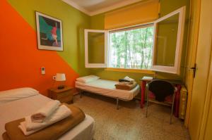 Twin Room with Private Bathroom room in Residencia Albergue Studio