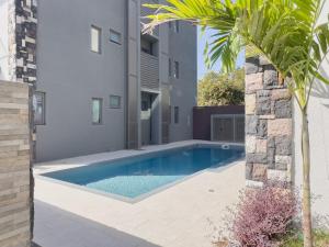 Niora - Modern 2BR Apartment & Pool Access
