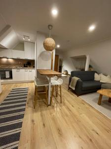 Cozy 1 Bedroom Apartment with Balcony & City Views