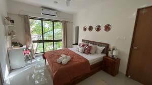 URBAN PAUSE, 2BHK Apt near BKC,airport&NMACC