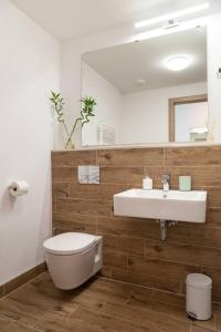 Old Bridge Retreat and Free Parking