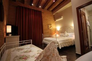 Triple Room with Private Bathroom room in Hostal Orleans