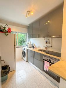 2BR Estoril Apartment - Near Estoril Beach & Cascais - Sleeps 4