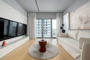 Nowoczesne Studio z Dostępem do Strefy Rozrywki i Relaksu by Noclegi Renters