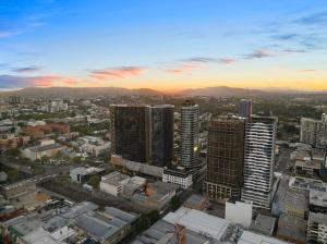 Twilight Views 2BR in Fortitude Valley & Parking