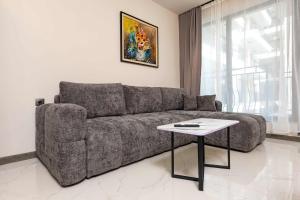 Stylish 1-BDR Apartment in Top Center with Balcony by Flat Manаger