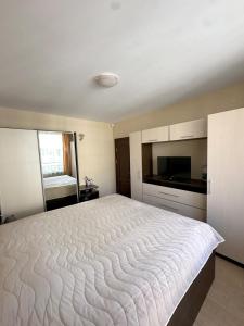 Cozy 2BR Golden Sands w Private Parking & Terrace