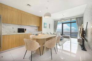 2BR Dubai Harbour,Marina View ,Walk to Beach