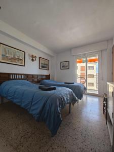 SPACIOUS FLAT WITH SEA VIEWS, FOR 8 PEOPLE WITH 3 BEDROOMS, 2 BATHROOMS and WIFI, NEXT TO THE BEACH!!
