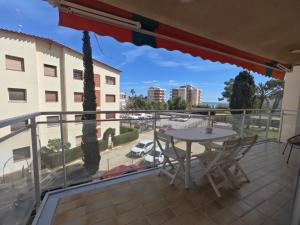 SPACIOUS FLAT WITH SEA VIEWS, FOR 8 PEOPLE WITH 3 BEDROOMS, 2 BATHROOMS and WIFI, NEXT TO THE BEACH!!