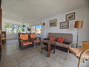 SPACIOUS FLAT WITH SEA VIEWS, FOR 8 PEOPLE WITH 3 BEDROOMS, 2 BATHROOMS and WIFI, NEXT TO THE BEACH!!