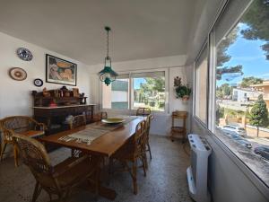 SPACIOUS FLAT WITH SEA VIEWS, FOR 8 PEOPLE WITH 3 BEDROOMS, 2 BATHROOMS and WIFI, NEXT TO THE BEACH!!