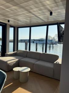 Enjoy life on the water! 3 bed-rooms