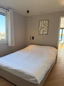 Enjoy life on the water! 3 bed-rooms