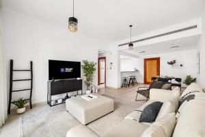 Bright 1BR in The Greens Near Marina & Palm