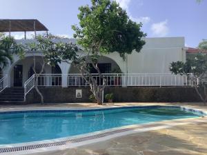 Mwanana House Private Villa Pool, Walk to Beach