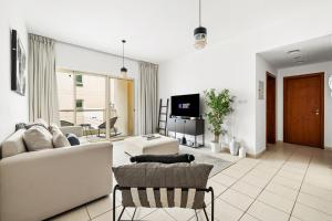 Bright 1BR in The Greens Near Marina & Palm