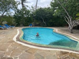 Mwanana House Private Villa Pool, Walk to Beach