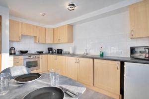 City Apartment, Free Parking, by NMB Property
