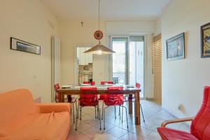 GuestHost - Floras Home - Cozy Flat with Parking!