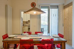 GuestHost - Floras Home - Cozy Flat with Parking!