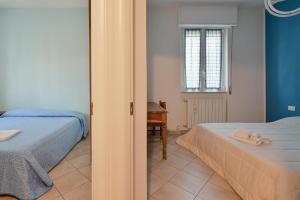 GuestHost - Floras Home - Cozy Flat with Parking!