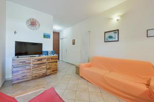GuestHost - Floras Home - Cozy Flat with Parking!