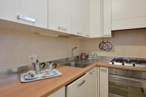 GuestHost - Floras Home - Cozy Flat with Parking!