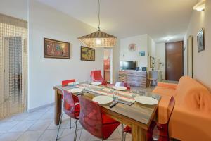 GuestHost - Floras Home - Cozy Flat with Parking!