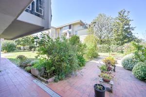 GuestHost - Floras Home - Cozy Flat with Parking!