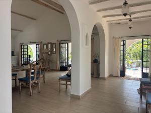Mwanana House Private Villa Pool, Walk to Beach