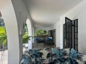 Mwanana House Private Villa Pool, Walk to Beach