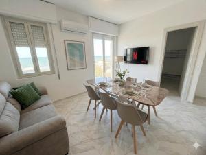 Lussuoso trilocale con terrazza e spiaggia 150 mt