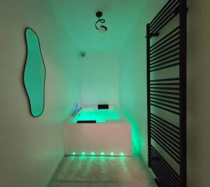 Suite Design Balnéo - Lit King size - Garage privé