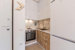 Sunny Apartment 2BR Steps from the Sea by PikHost