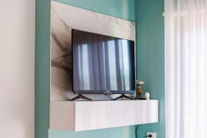 Sunny Apartment 2BR Steps from the Sea by PikHost