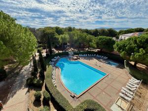 Le Lodge des Pins, terrasse & piscine en pinède