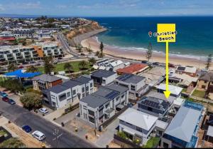 Steps to the Beach Cafes moderm stylish 3BR
