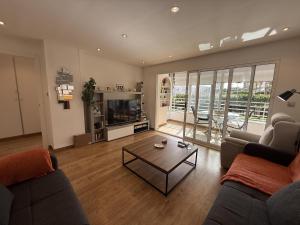 Apartamento en primera línea en Muchavista con terraza, piscina y vistas al mar by Turihome