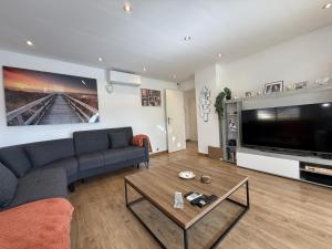 Apartamento en primera línea en Muchavista con terraza, piscina y vistas al mar by Turihome