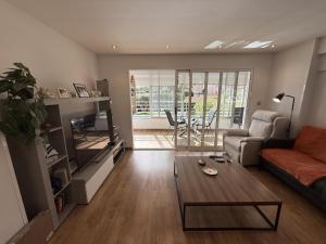 Apartamento en primera línea en Muchavista con terraza, piscina y vistas al mar by Turihome