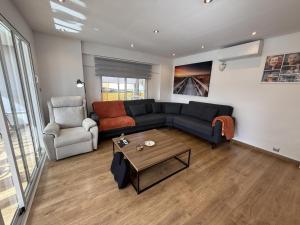 Apartamento en primera línea en Muchavista con terraza, piscina y vistas al mar by Turihome