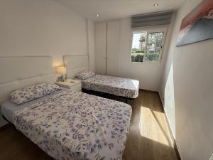 Apartamento en primera línea en Muchavista con terraza, piscina y vistas al mar by Turihome