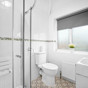 Three Bedroom House - Garden - Parking - Fast Wi-Fi 121JA