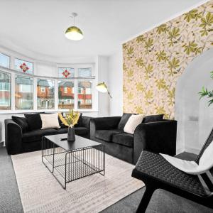 Three Bedroom House - Garden - Parking - Fast Wi-Fi 121JA