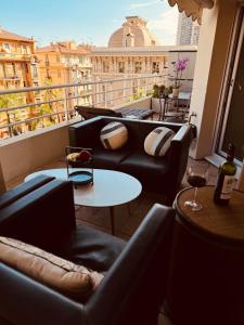 Central 10 min by foot to Casino Monte Carlo