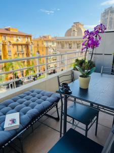 Central 10 min by foot to Casino Monte Carlo